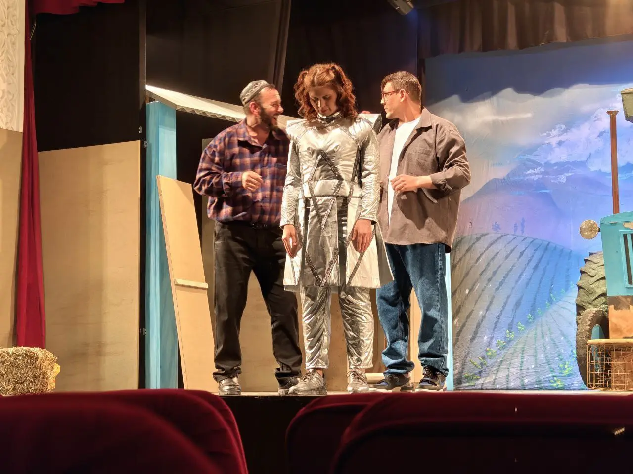 Закрытие театрального сезона спектаклем 'Женщина робот'