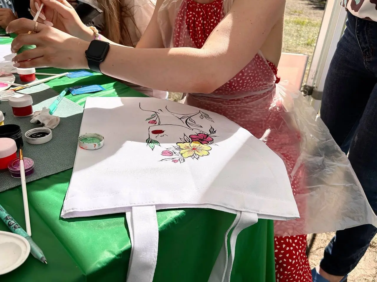 Мастер-класс по росписи шопперов в «Стране Чудес»