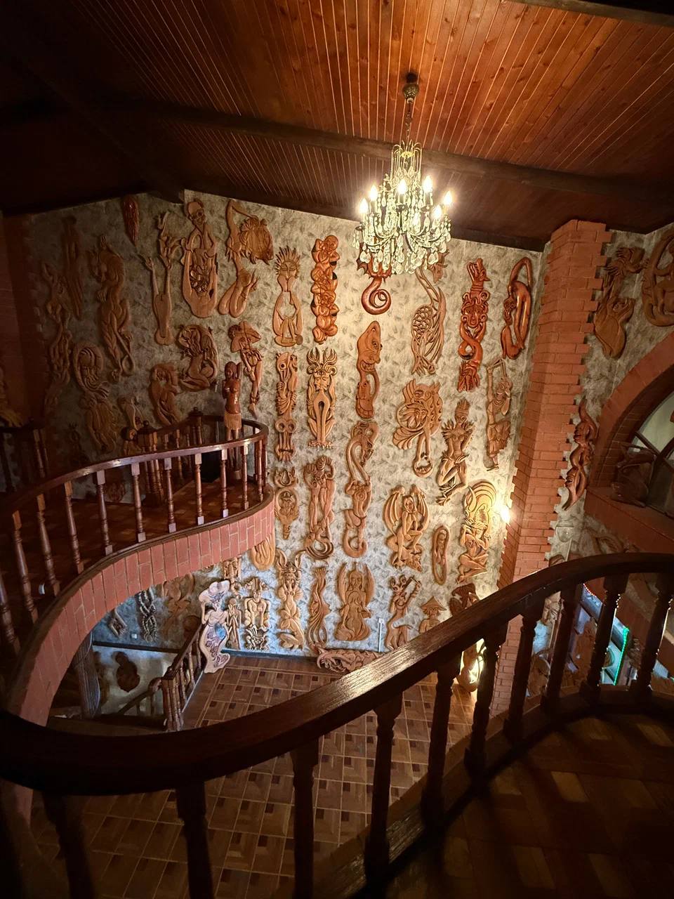 Идём изучать экспонаты в необычной арт-галерее «А.А.С. Пластика в дереве»