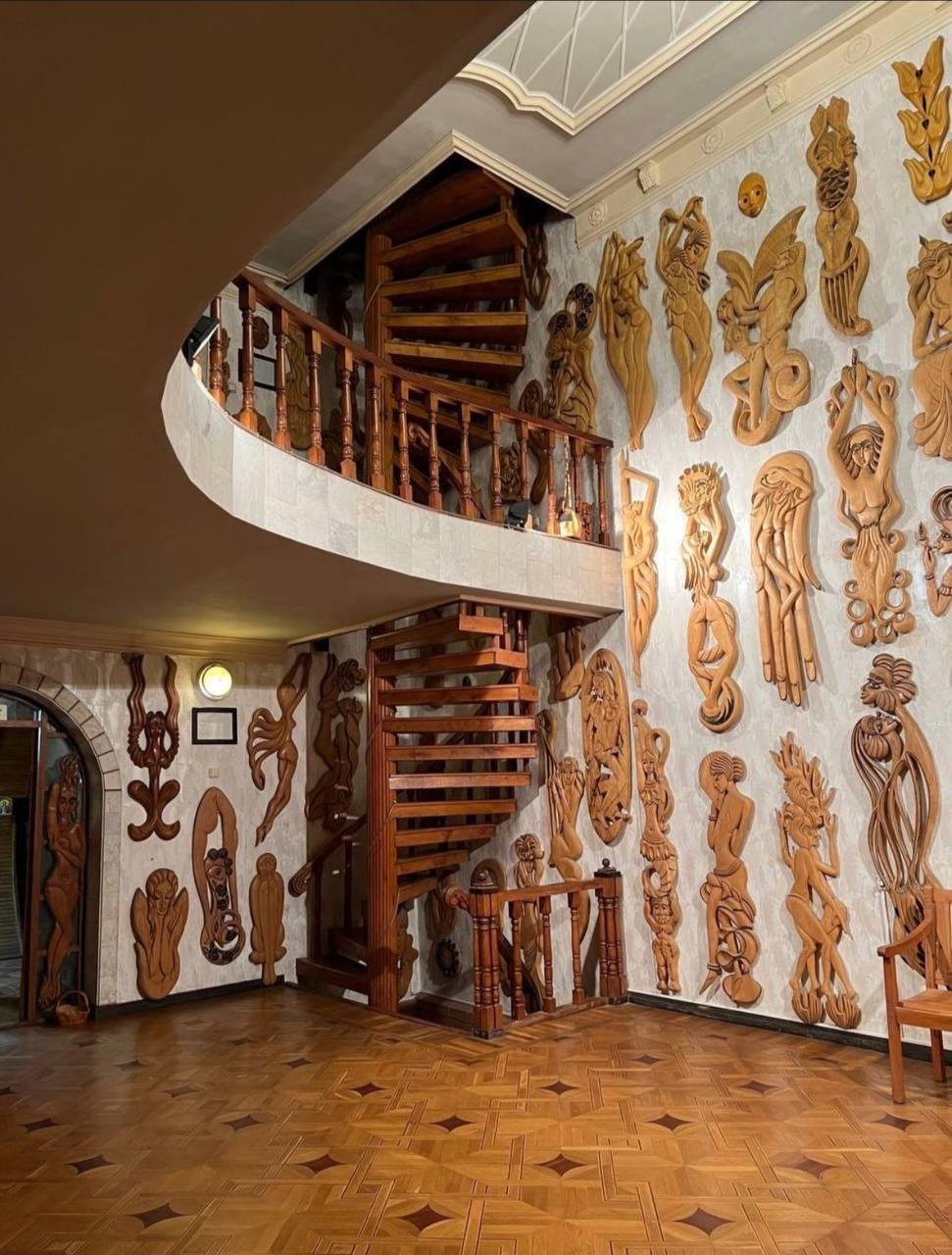 Идём изучать экспонаты в необычной арт-галерее «А.А.С. Пластика в дереве»