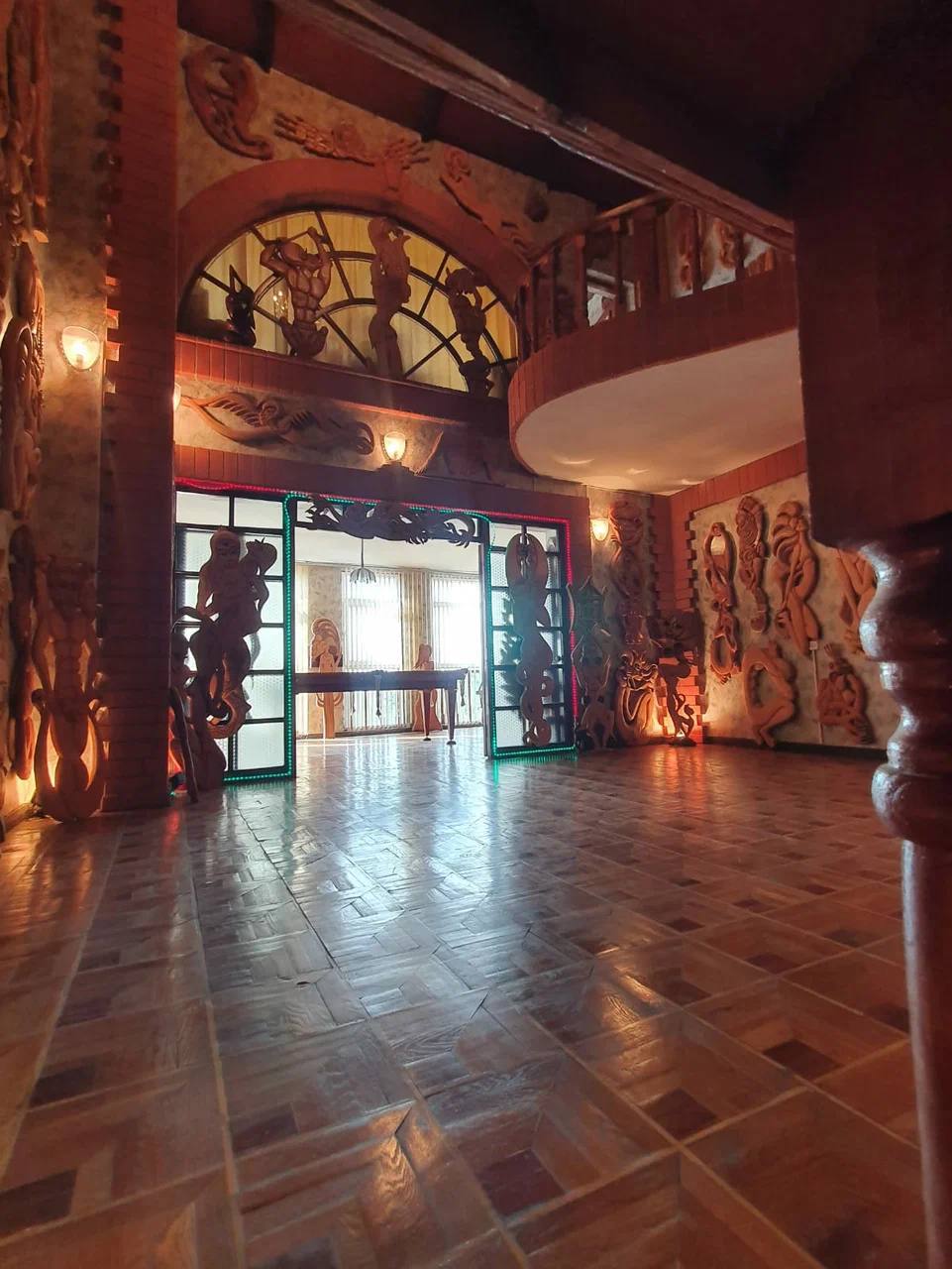 Идём изучать экспонаты в необычной арт-галерее «А.А.С. Пластика в дереве»