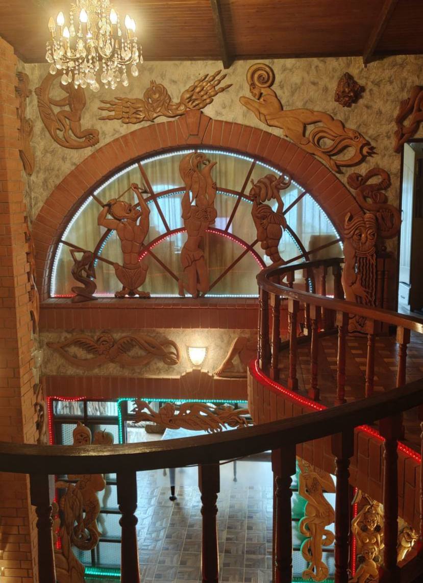 Идём изучать экспонаты в необычной арт-галерее «А.А.С. Пластика в дереве»