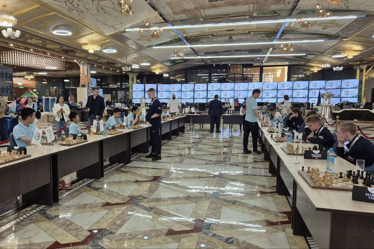 Визит участников «Матча Дружбы» в офис компании «Сима-ленд» и Уральский губернаторский лицей, сеансы одновременной игры