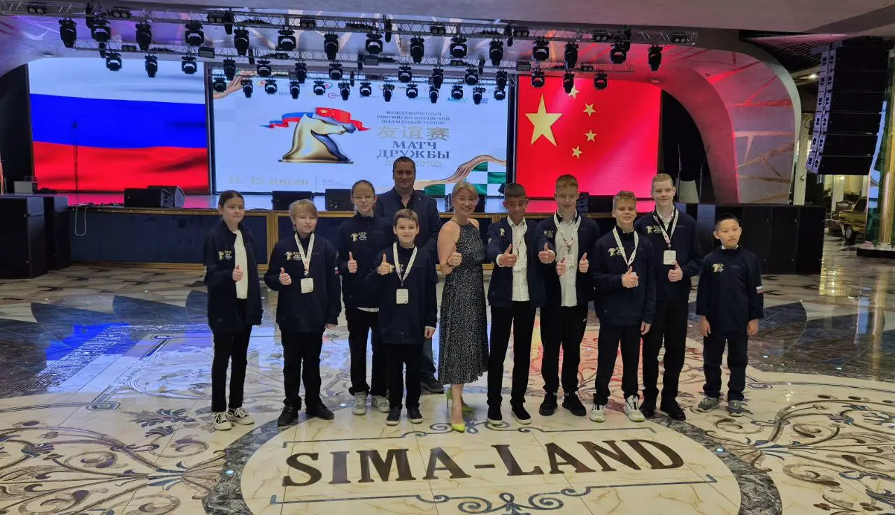 Визит участников «Матча Дружбы» в офис компании «Сима-ленд» и Уральский губернаторский лицей, сеансы одновременной игры