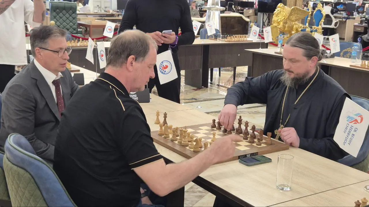 Визит участников «Матча Дружбы» в офис компании «Сима-ленд» и Уральский губернаторский лицей, сеансы одновременной игры