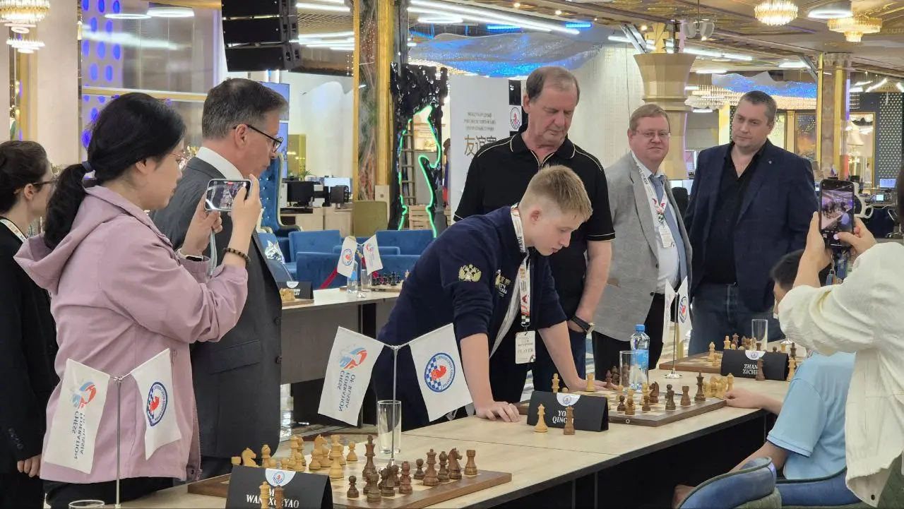 Визит участников «Матча Дружбы» в офис компании «Сима-ленд» и Уральский губернаторский лицей, сеансы одновременной игры