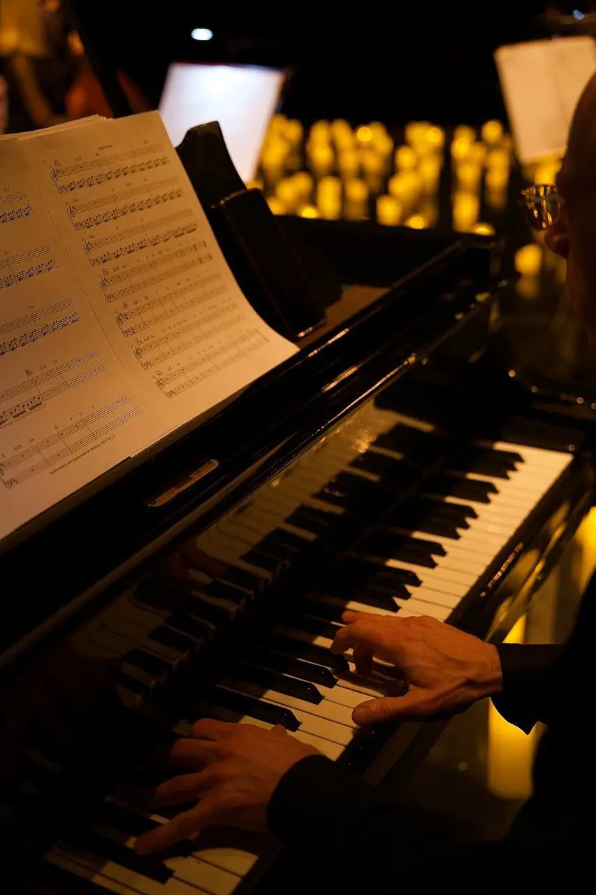 Симфонический концерт в окружении 1000+ свечей «Unisong. Знаменитые саундтреки из фильмов при свечах»