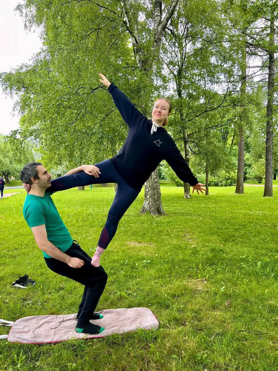 Проведение занятия по балансировке и расслаблению в Таврическом саду