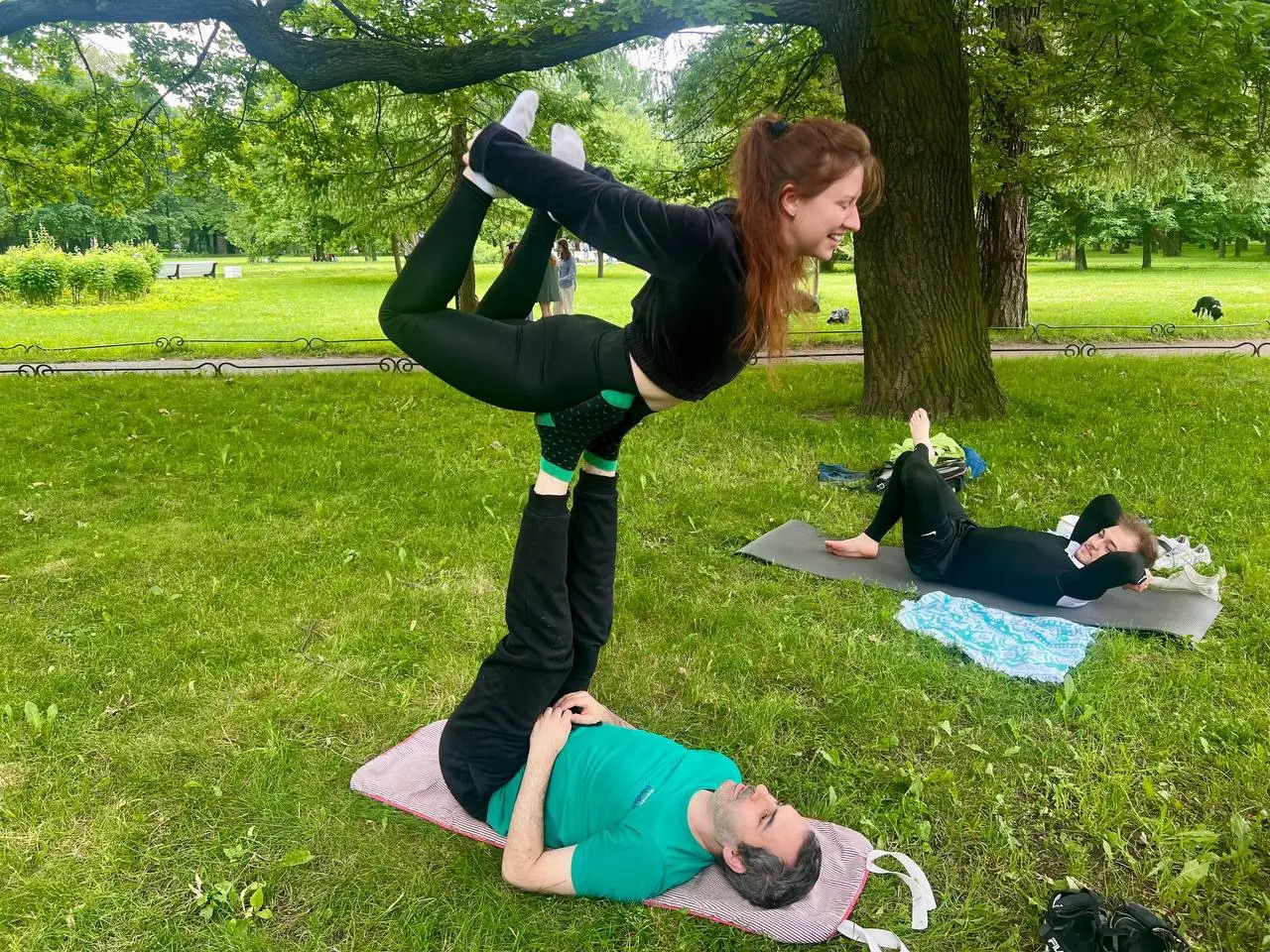 Проведение занятия по балансировке и расслаблению в Таврическом саду