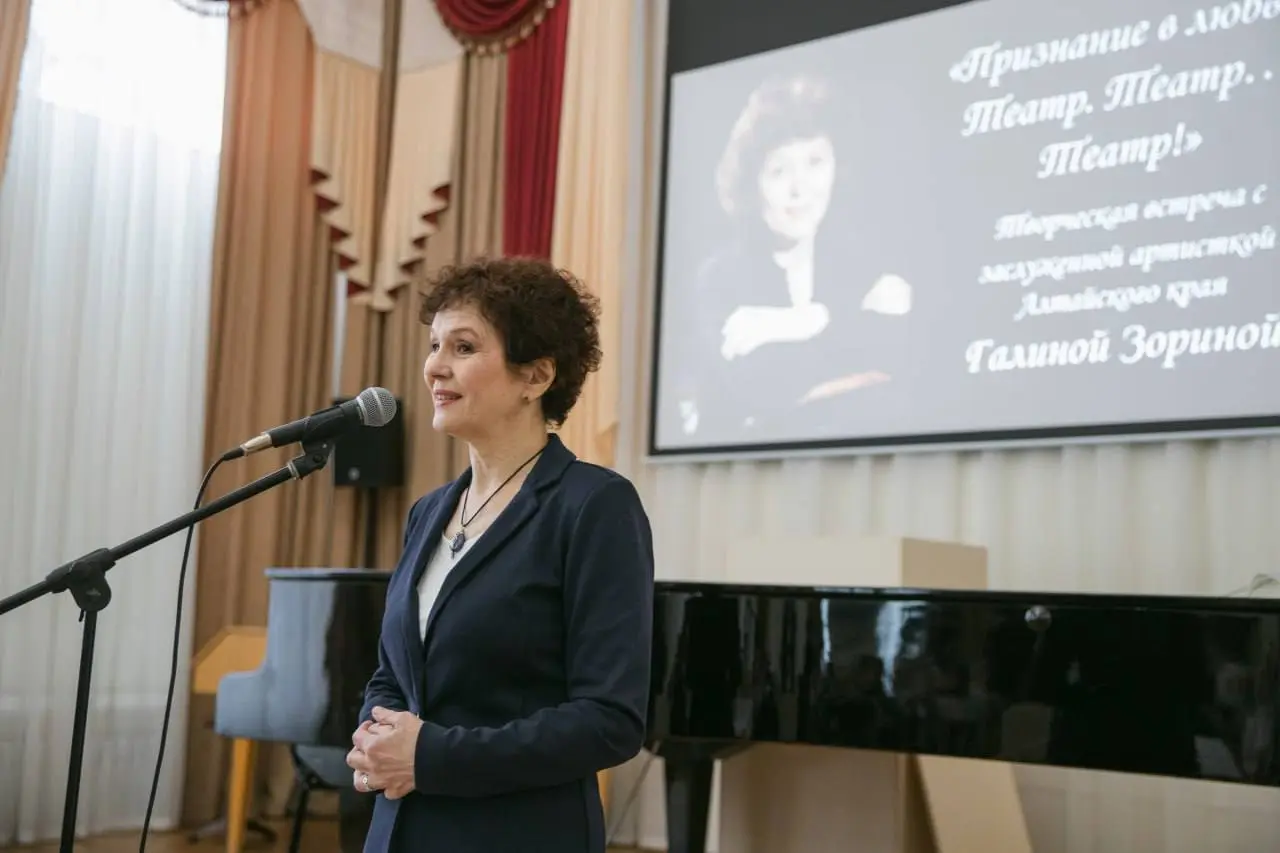 показ моноспектакля 'Эдит Пиаф' Галиной Зориной
