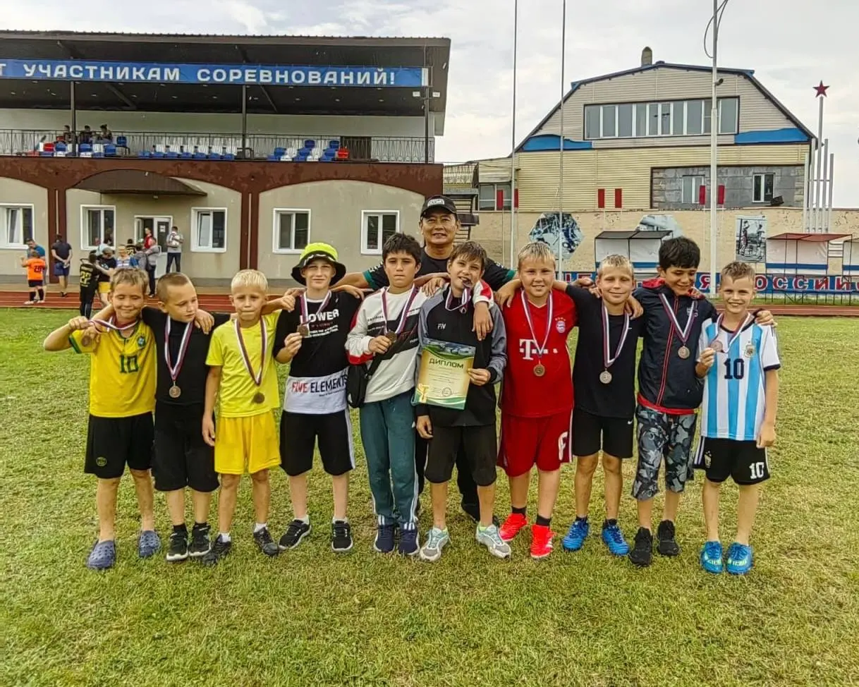 Турнир по мини-футболу в Ленинском районе на стадионе «Амур» 5 команд из Биробиджана и с. Ленинское