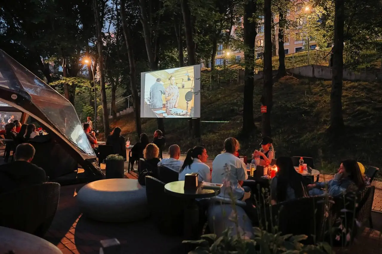 Смотрим кино под открытым небом