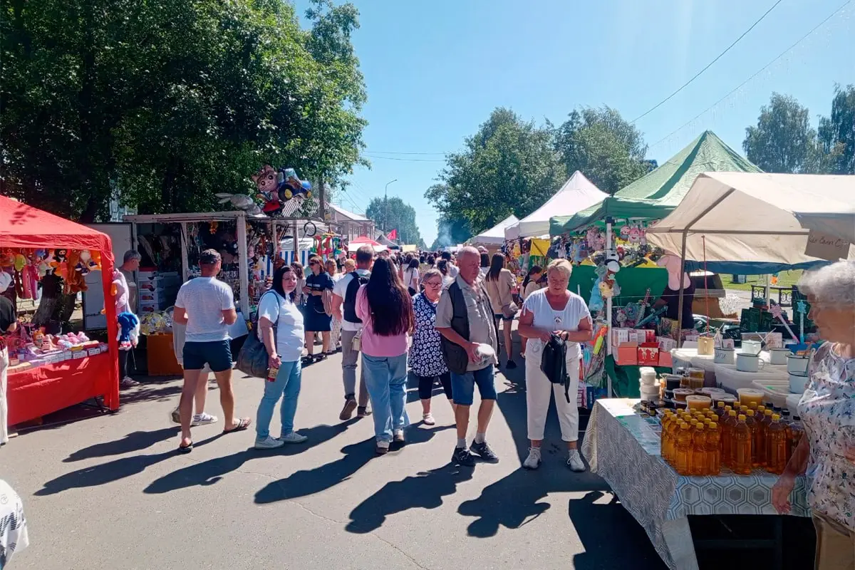 Праздничные гуляния в старинном городе