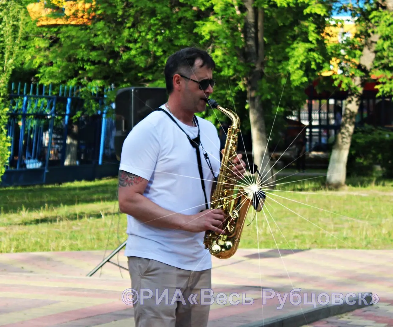 Саксофонист Андрей Скрипников в парке им. Кирова