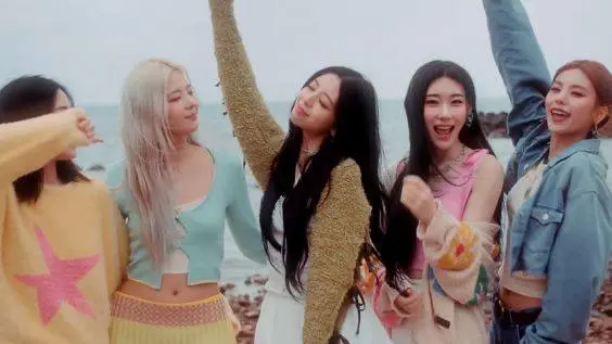 Вечер прослушивания дискографии ITZY в приложении Rave