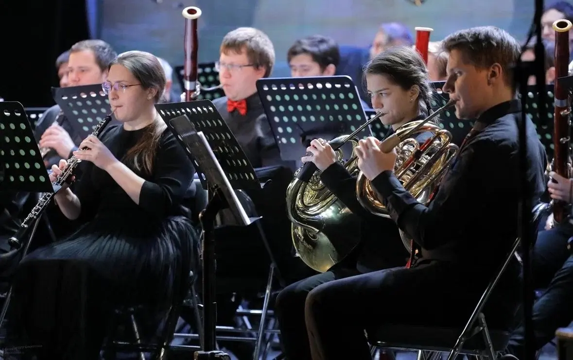 выступление оркестра духовых инструментов «Невские фанфары» и уроки танцев "Барыни"