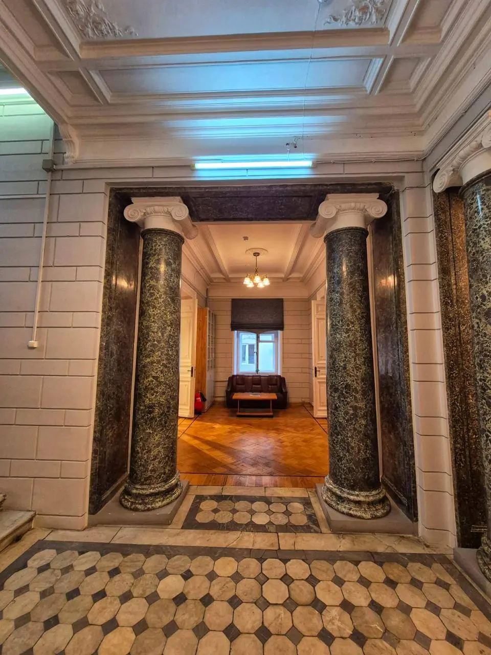 ЭЛЕГАНТНЫЙ ОСОБНЯК НА ЗНАМЕНКЕ С РОМАНОМ ДРАТИНСКИМ