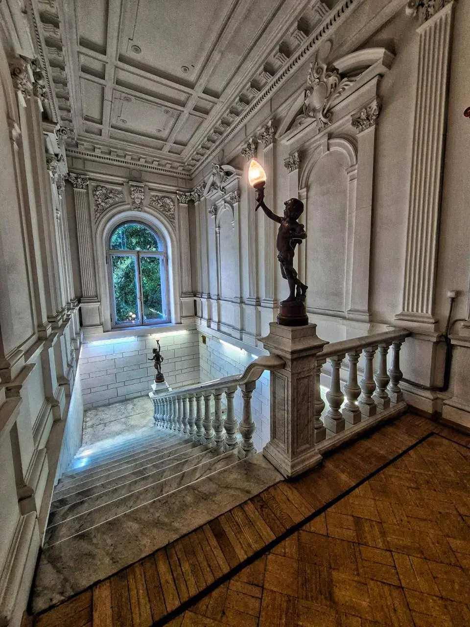 ЭЛЕГАНТНЫЙ ОСОБНЯК НА ЗНАМЕНКЕ С РОМАНОМ ДРАТИНСКИМ