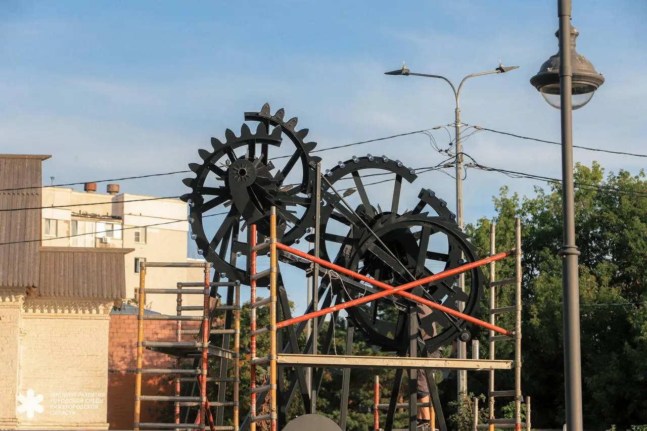 скульптура, посвященная Ивану Кулибину и механизму в сквере у Успенской церкви