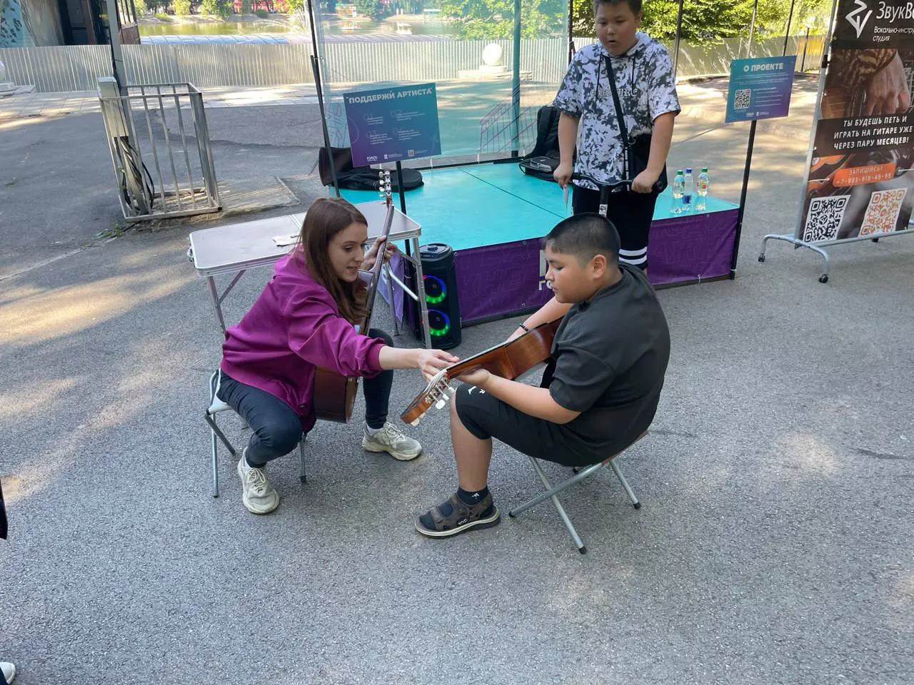 Мастер-класс по игре на гитаре в Парке Якутова