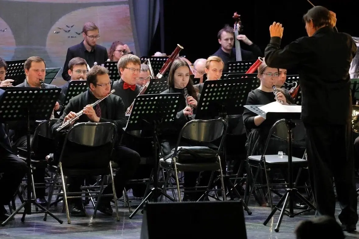 выступление оркестра духовых инструментов «Невские фанфары» в Румянцевском саду и уроки танцев от «Барыни»