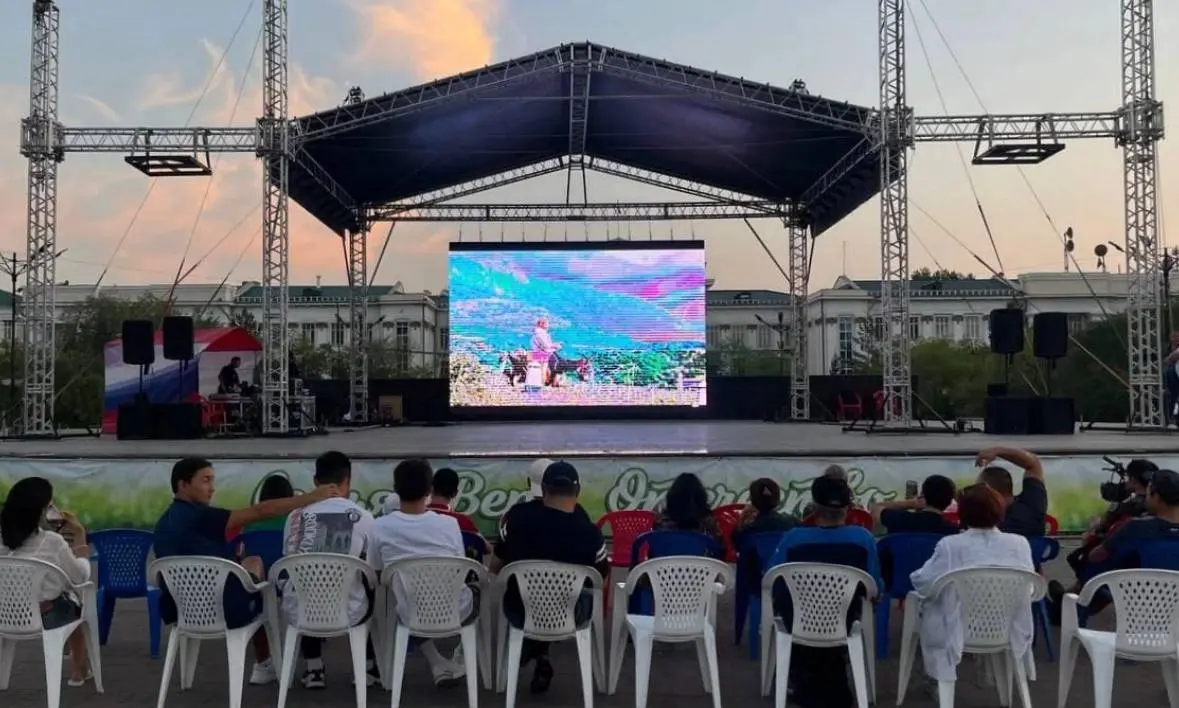 Просмотр фильма под открытым небом