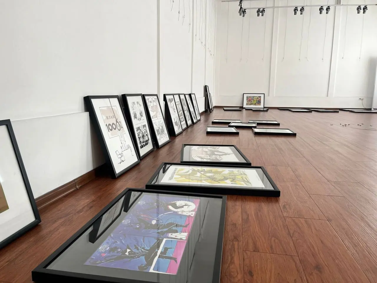 Монтаж групповой выставки сатирической графики «Ура карикатуре!»