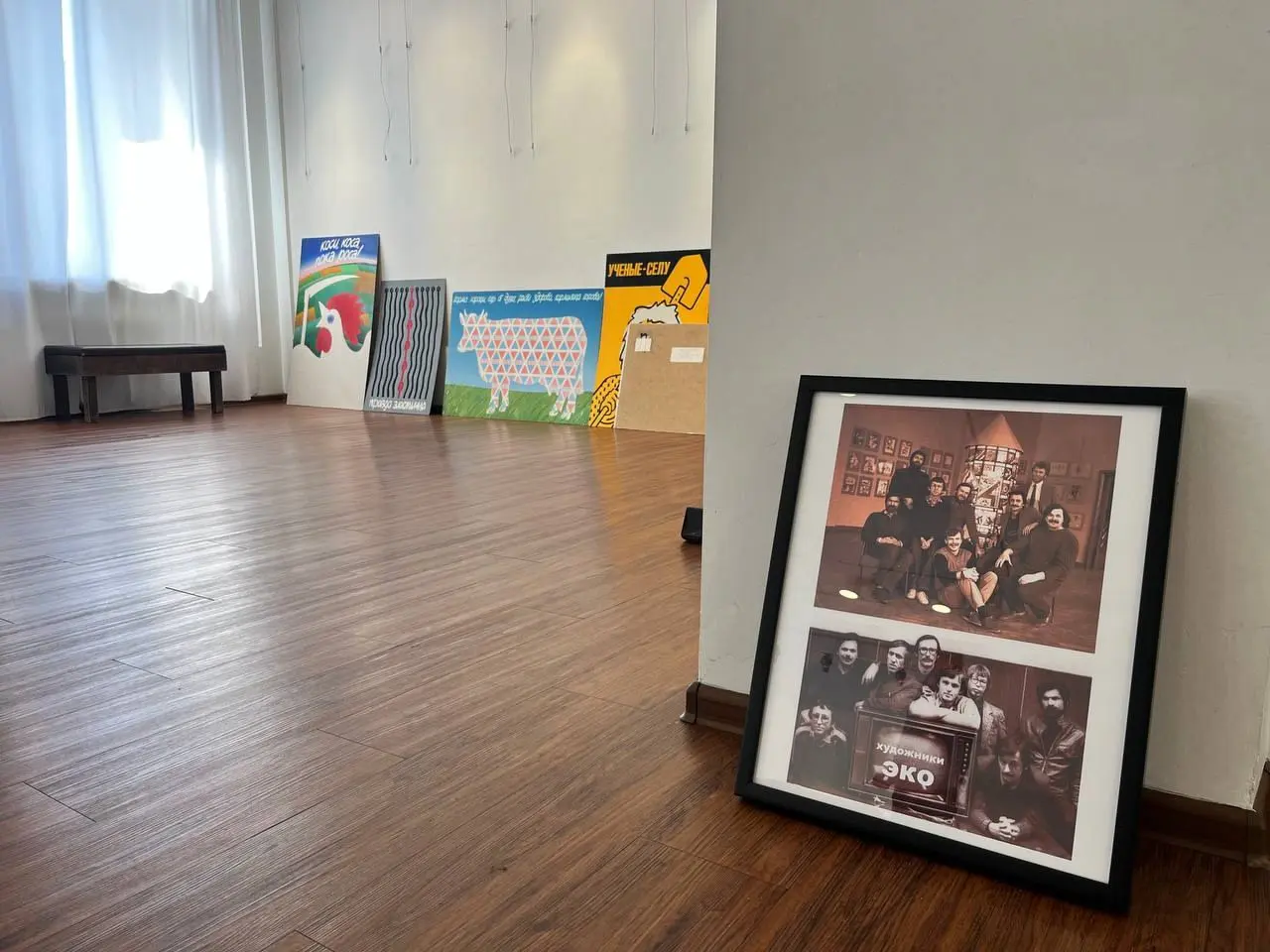 Монтаж групповой выставки сатирической графики «Ура карикатуре!»