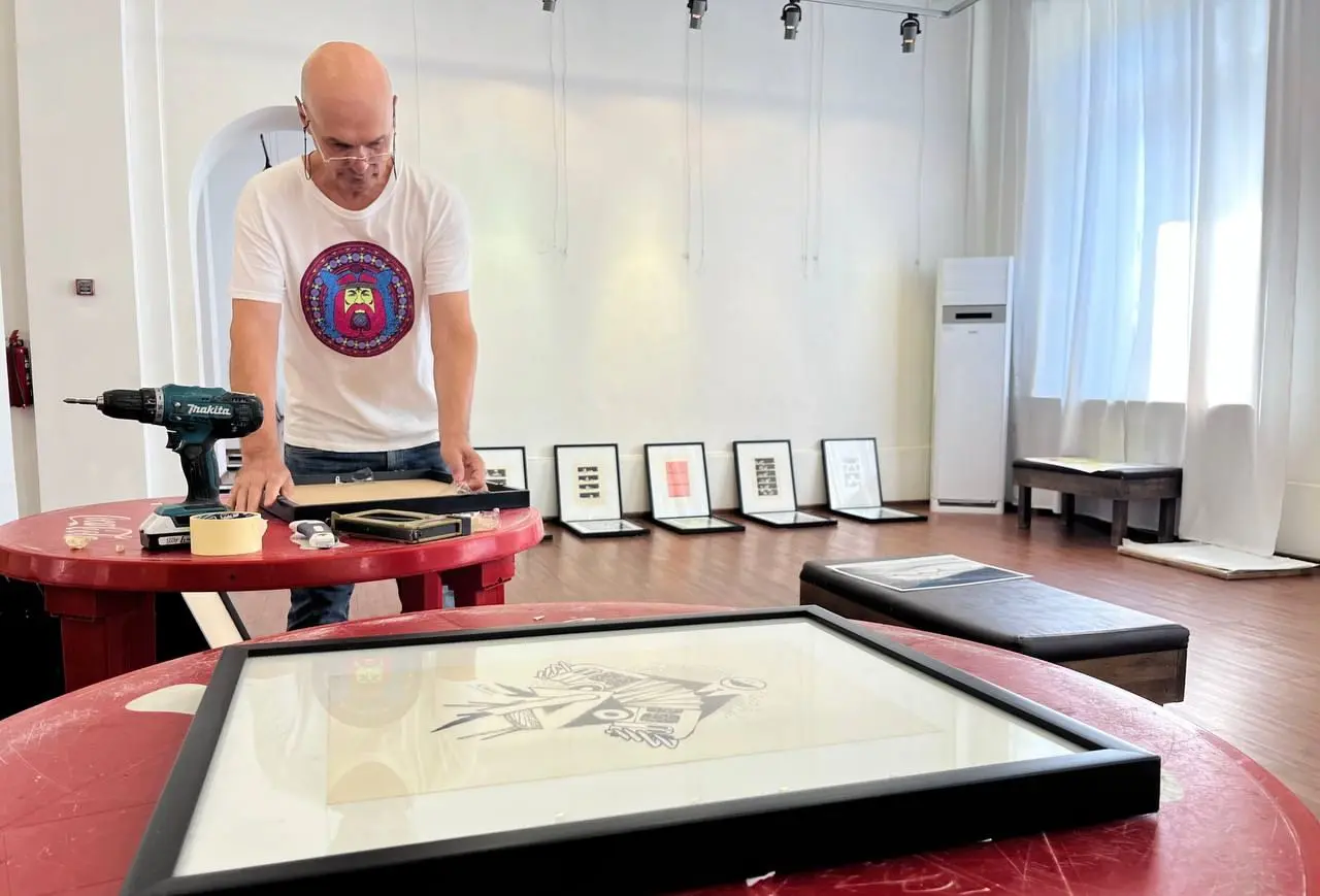 Монтаж групповой выставки сатирической графики «Ура карикатуре!»