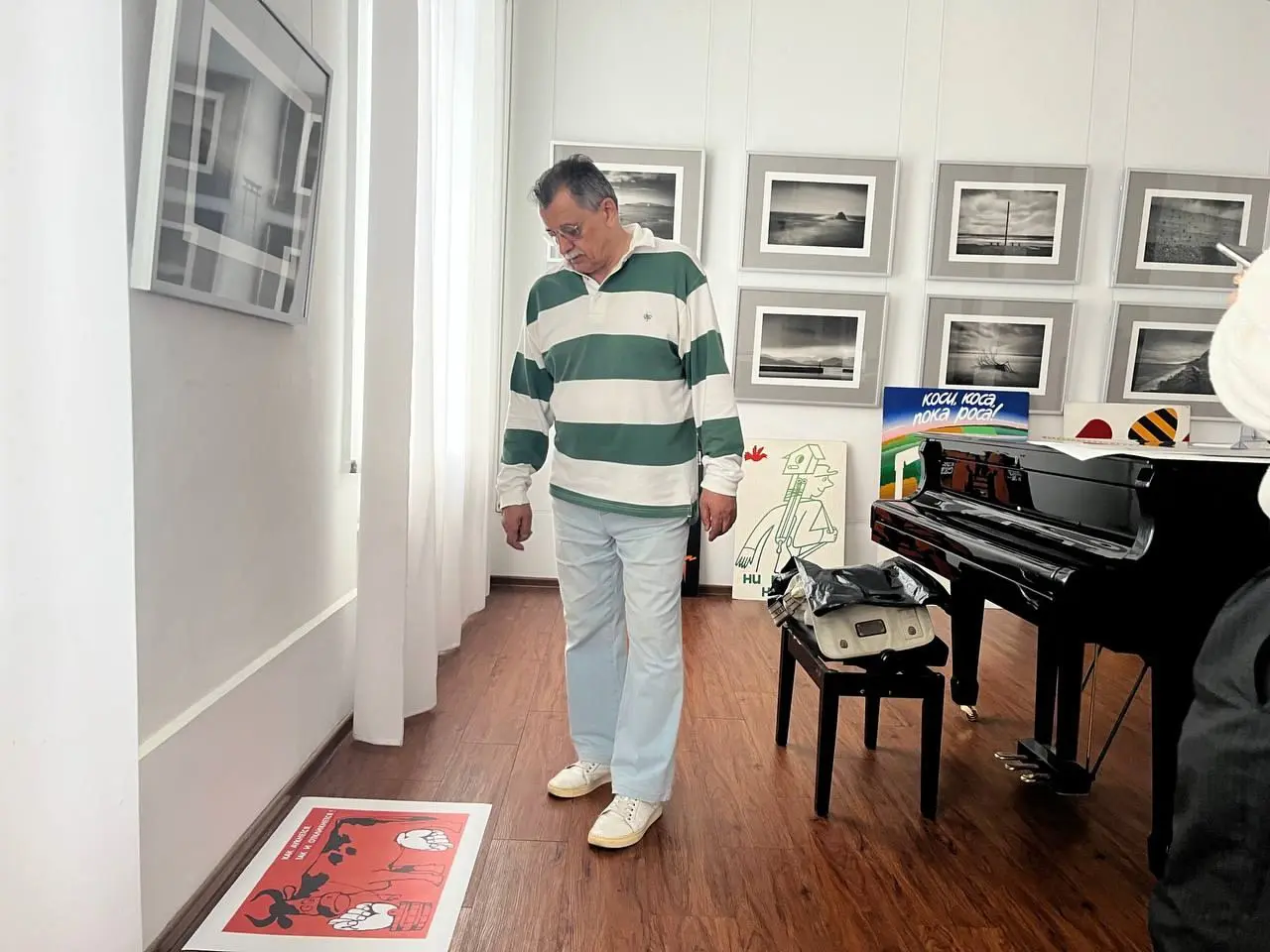 Монтаж групповой выставки сатирической графики «Ура карикатуре!»