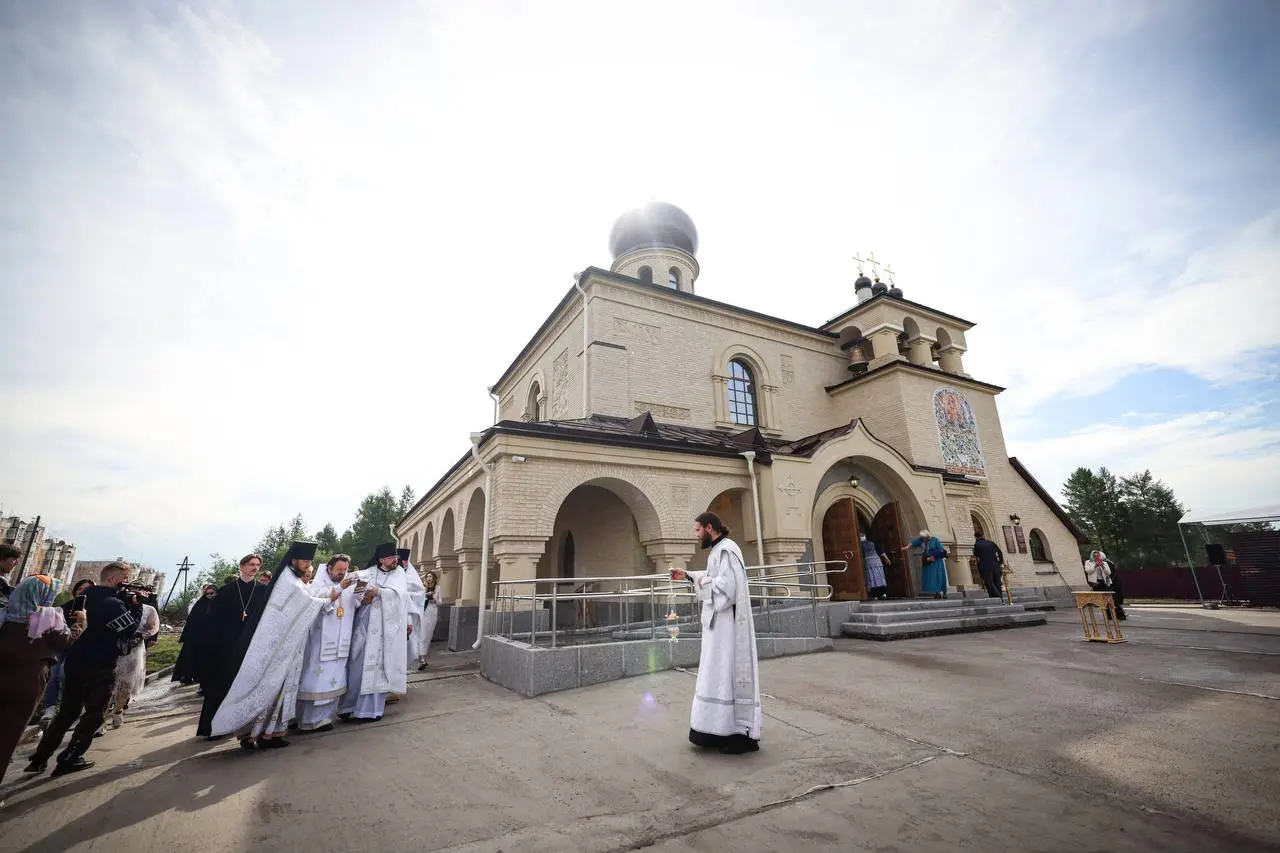 Северное русское зодчество в Нерюнгри. Большое освящение Никольского храма