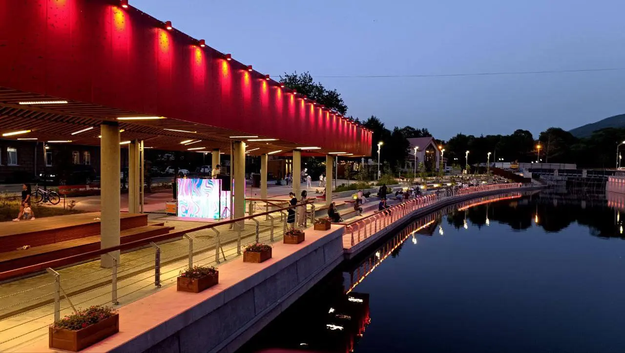 Проводим пятничный вечер на набережной с музыкальным перформансом