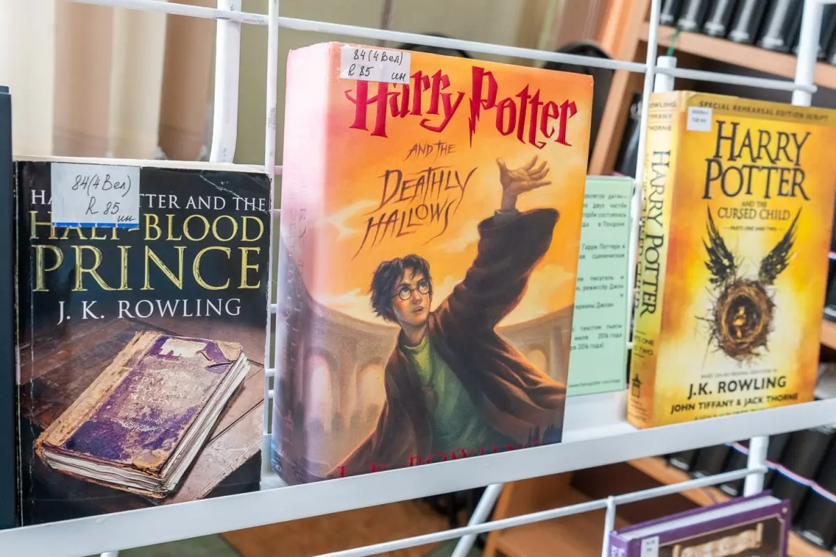 Книжная выставка "Мир Гарри Поттера" от СахОУНБ