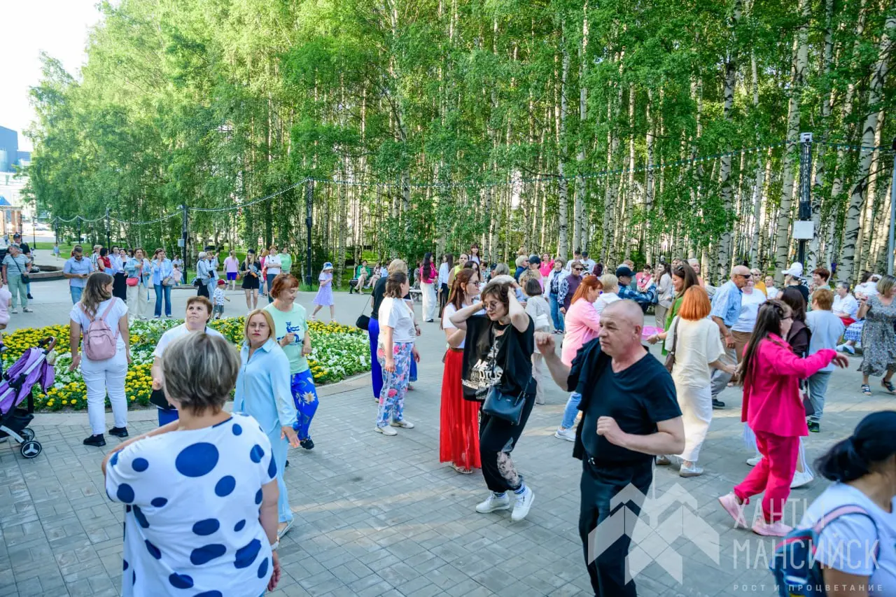 Дискотека под открытым небом в парке им. Бориса Лосева