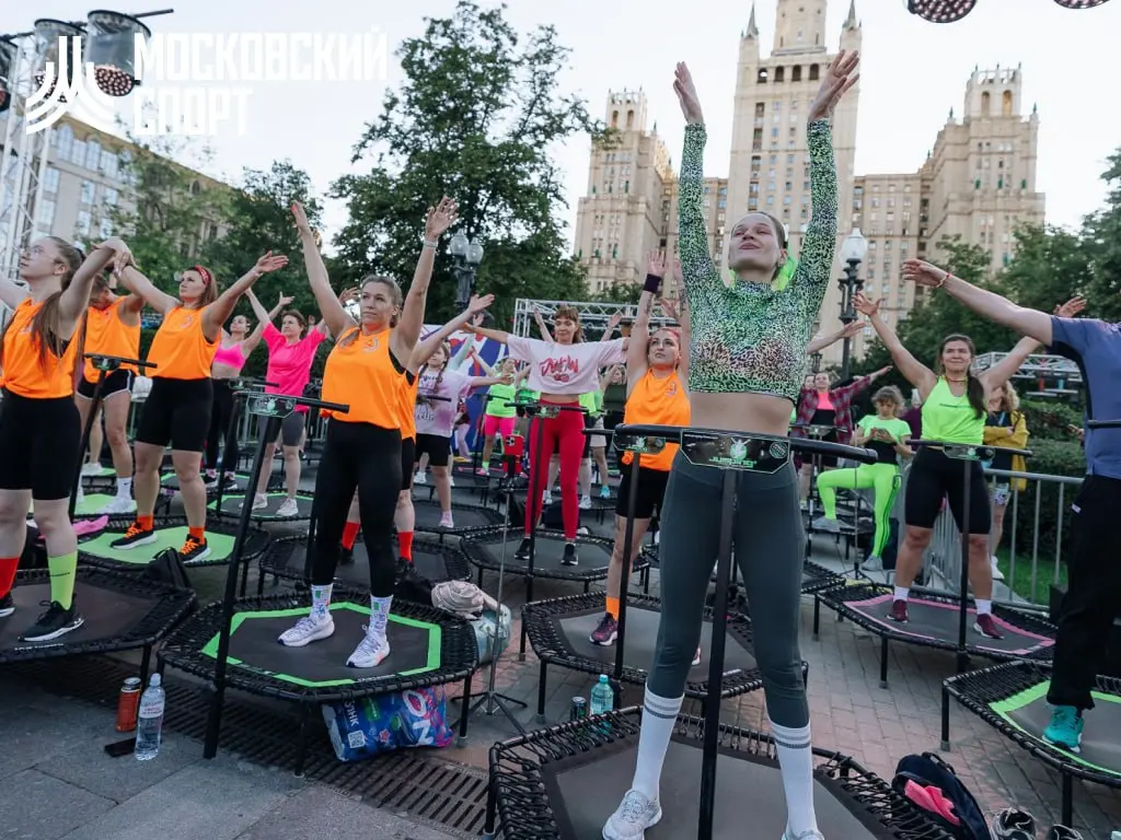 Атмосфера драйва и спорта: фитнес-джампинг на Дне физкультурника
