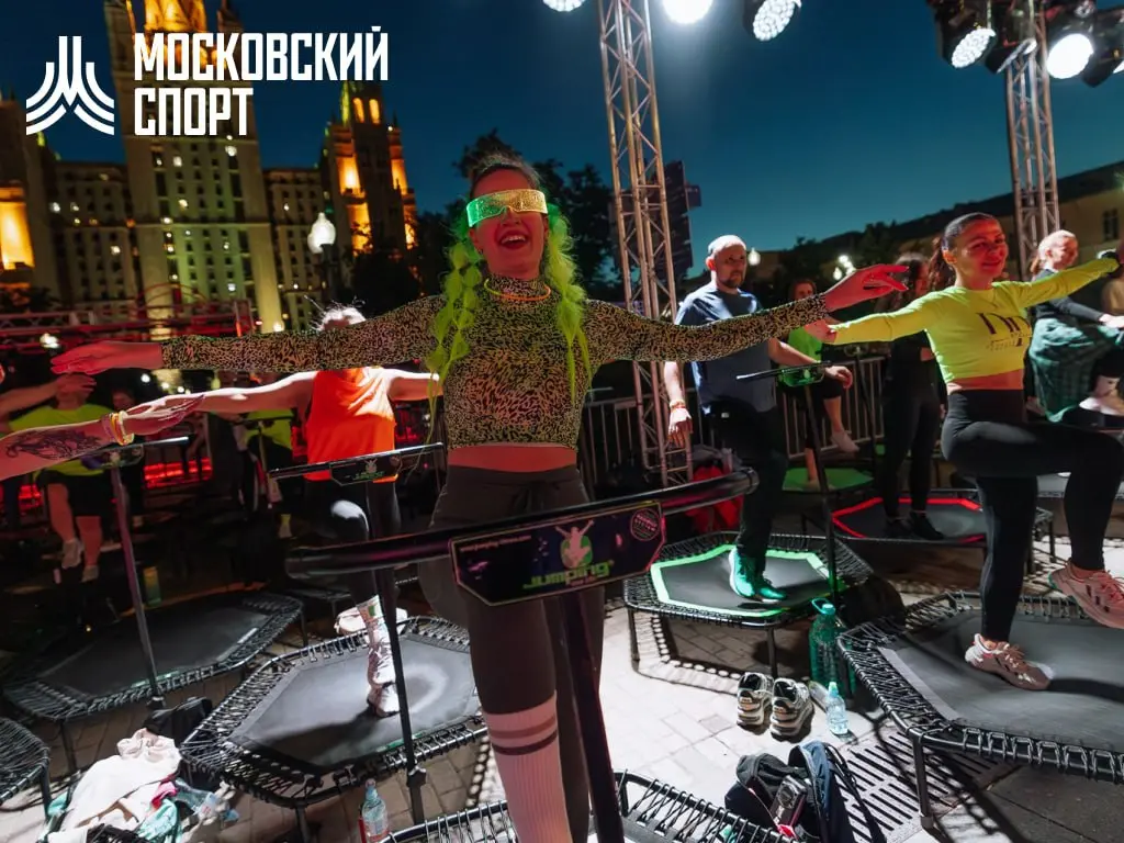 Атмосфера драйва и спорта: фитнес-джампинг на Дне физкультурника