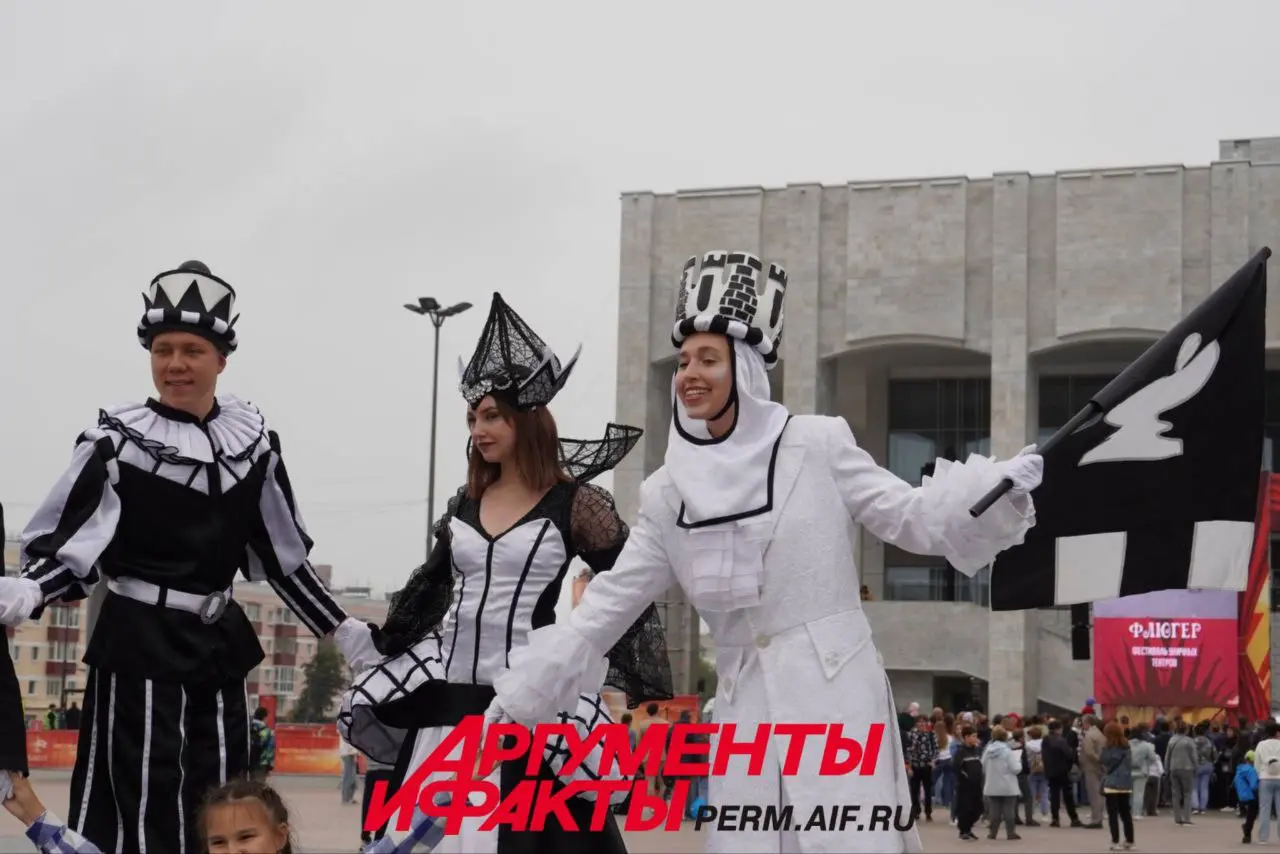 Фестиваль уличных театров «Флюгер»