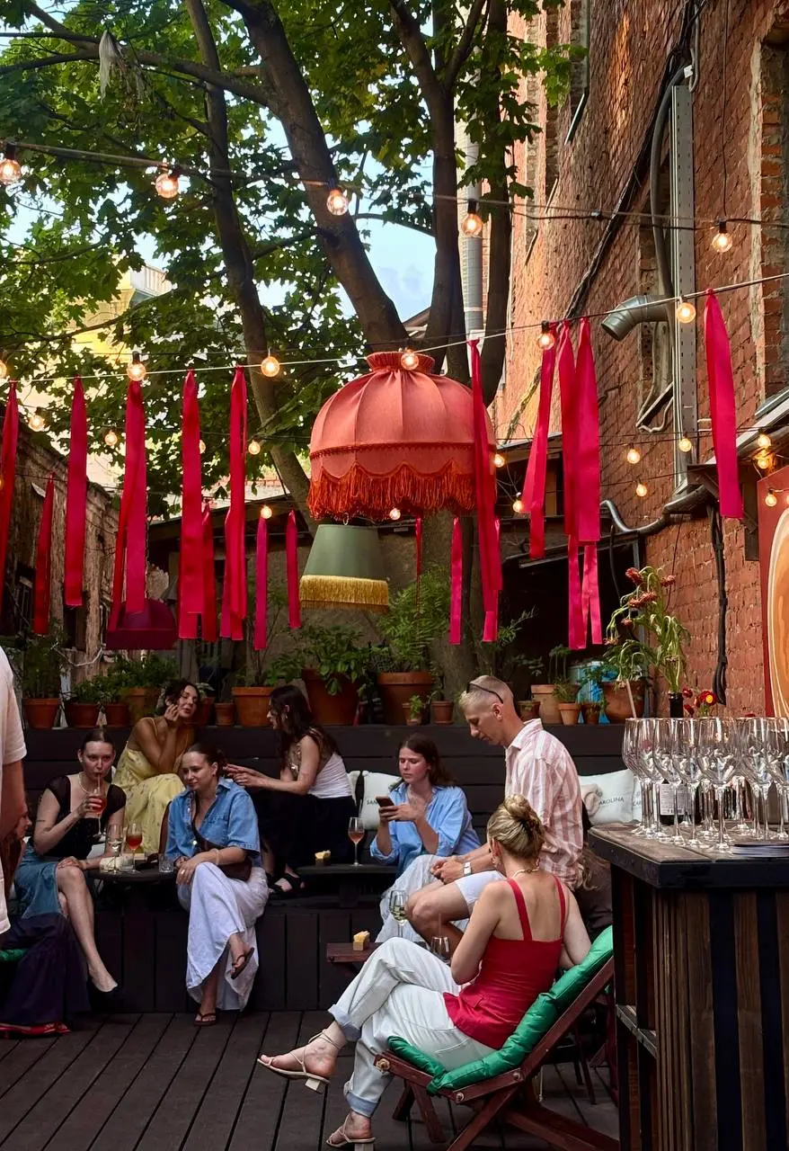 PioAlPorto x SimpleWine x Santa Carolina: вечеринка в Cortile Segreto