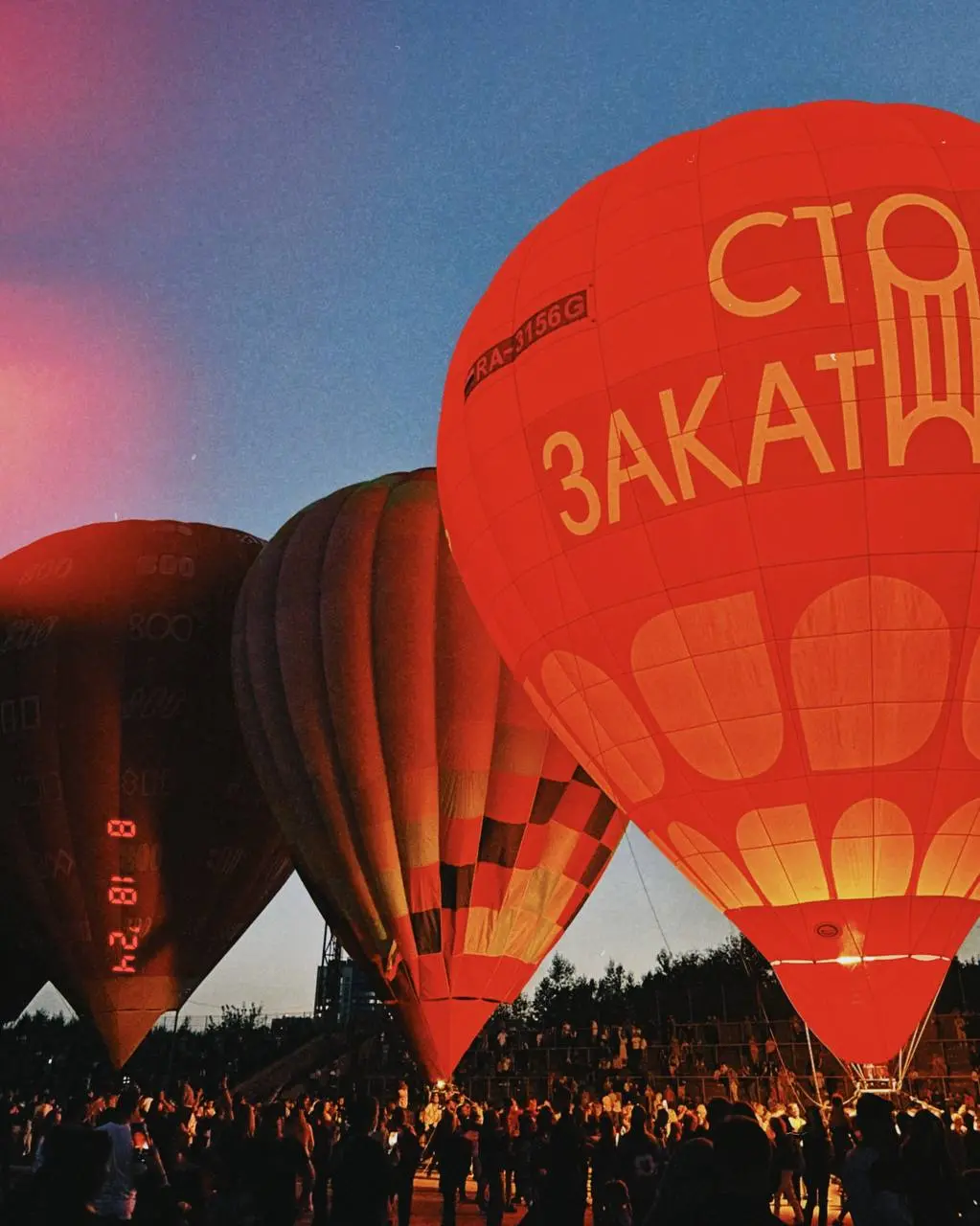 Ночное свечение аэростатов на фестивале Приволжская фиеста