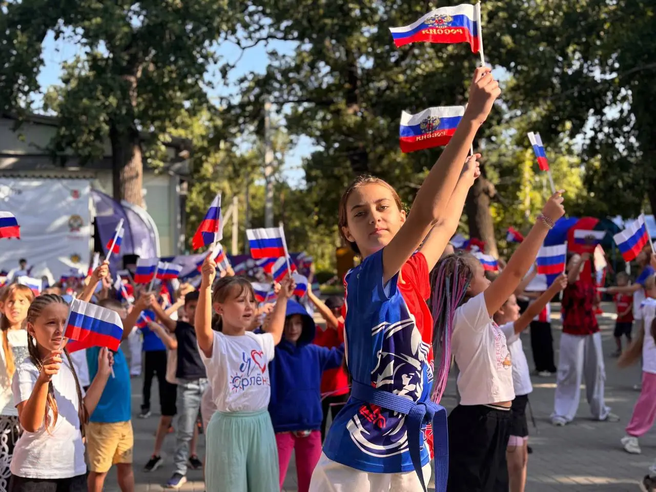 Торжественная линейка, посвященная Дню государственного флага