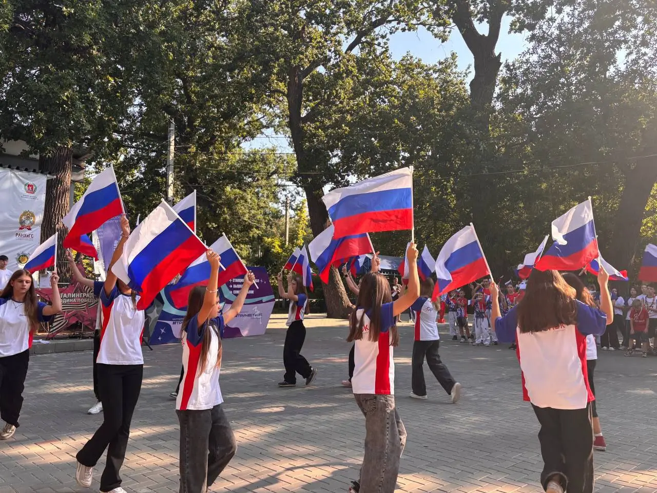 Торжественная линейка, посвященная Дню государственного флага