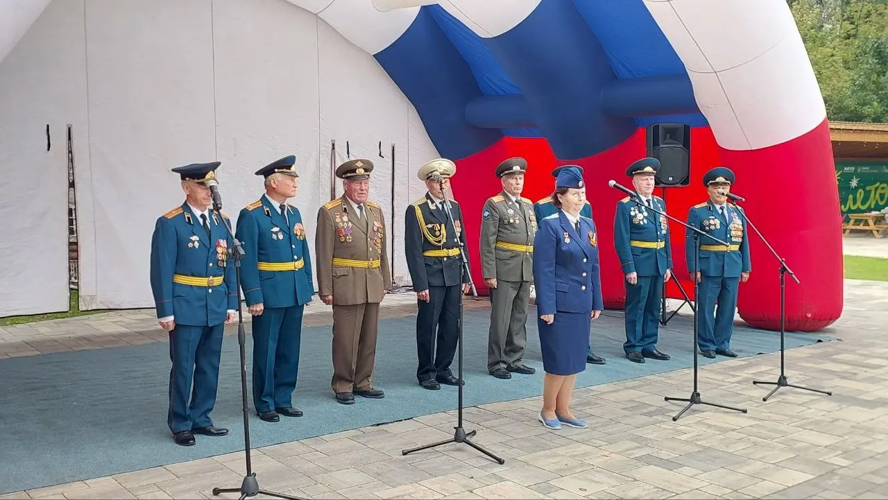 Праздничный марш единства на набережной в Дубне
