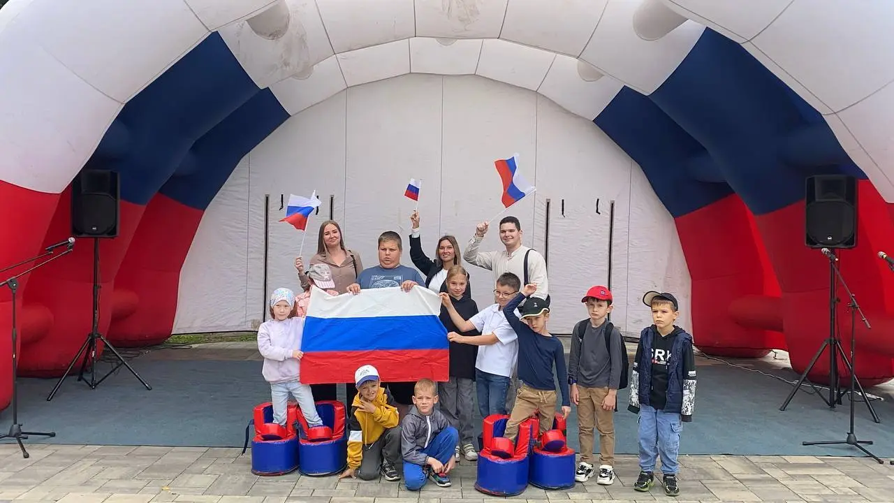 Праздничный марш единства на набережной в Дубне