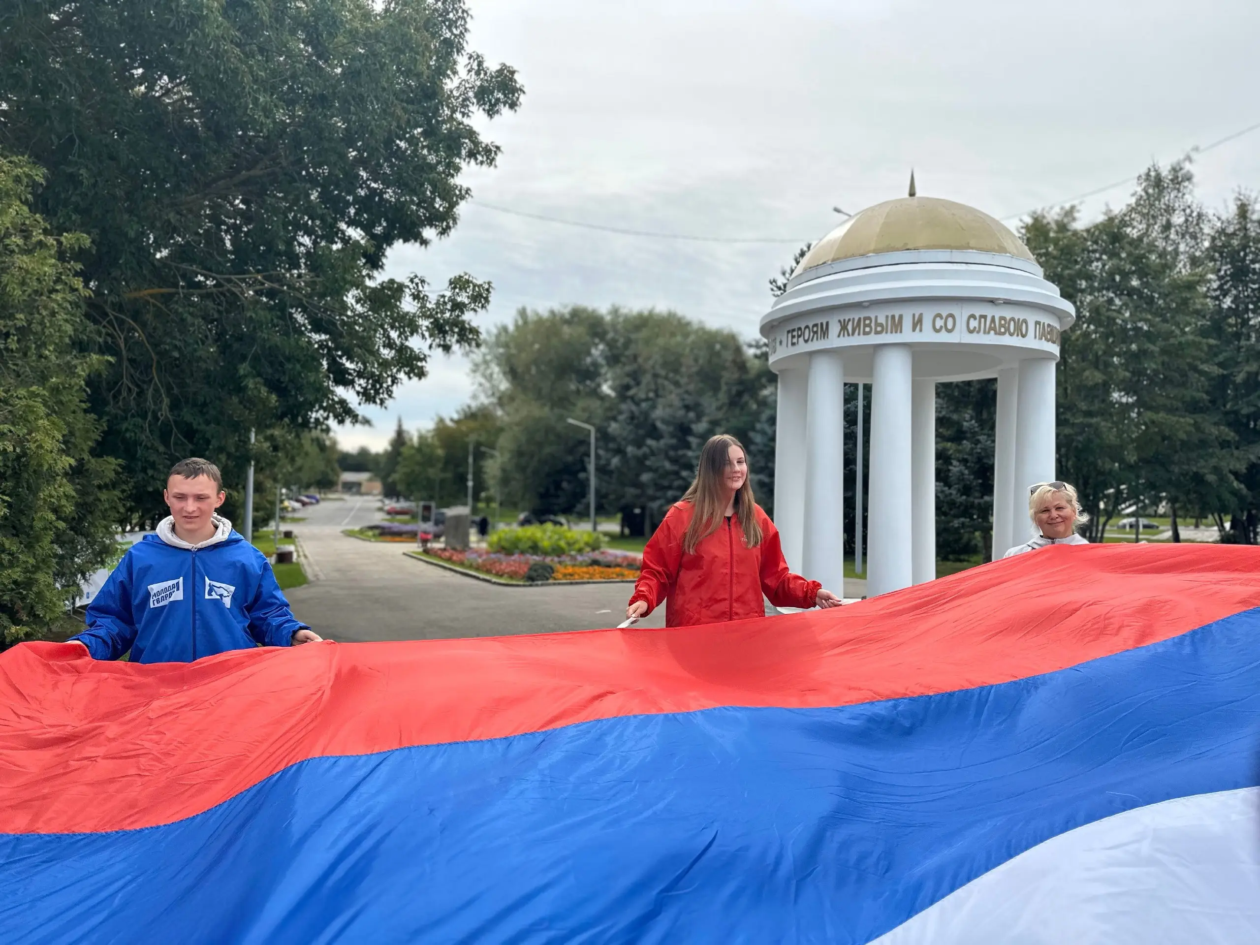 Праздничный марш единства на набережной в Дубне