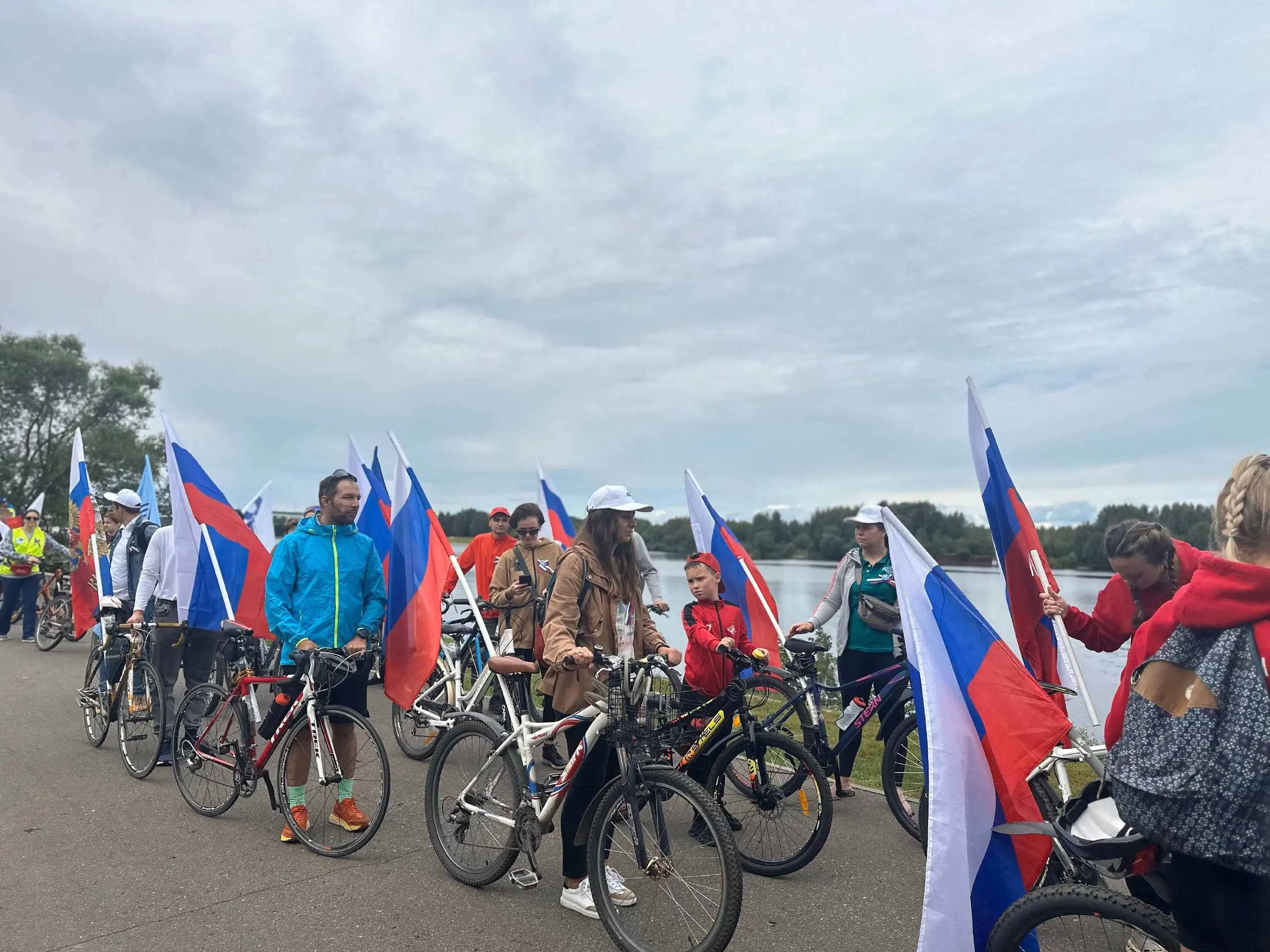 Праздничный марш единства на набережной в Дубне