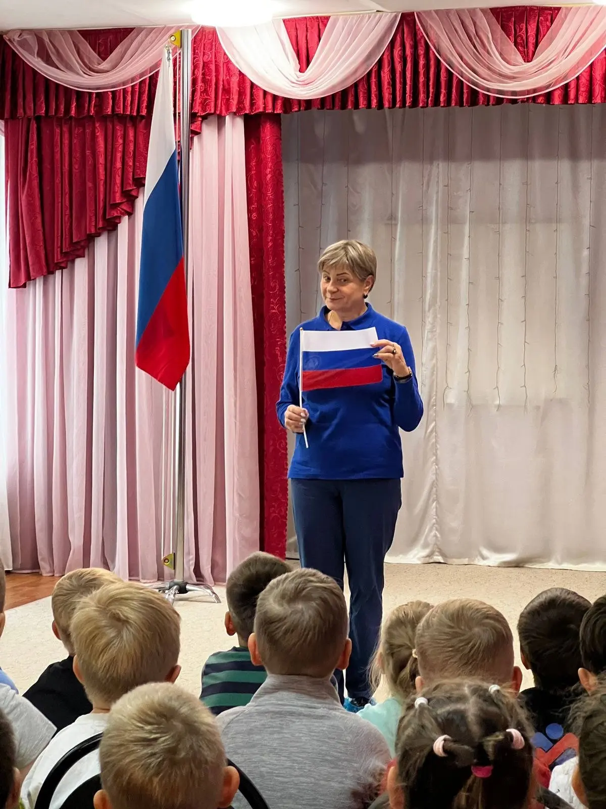 Беседа о Дне Государственного Флага и шествие с флагами