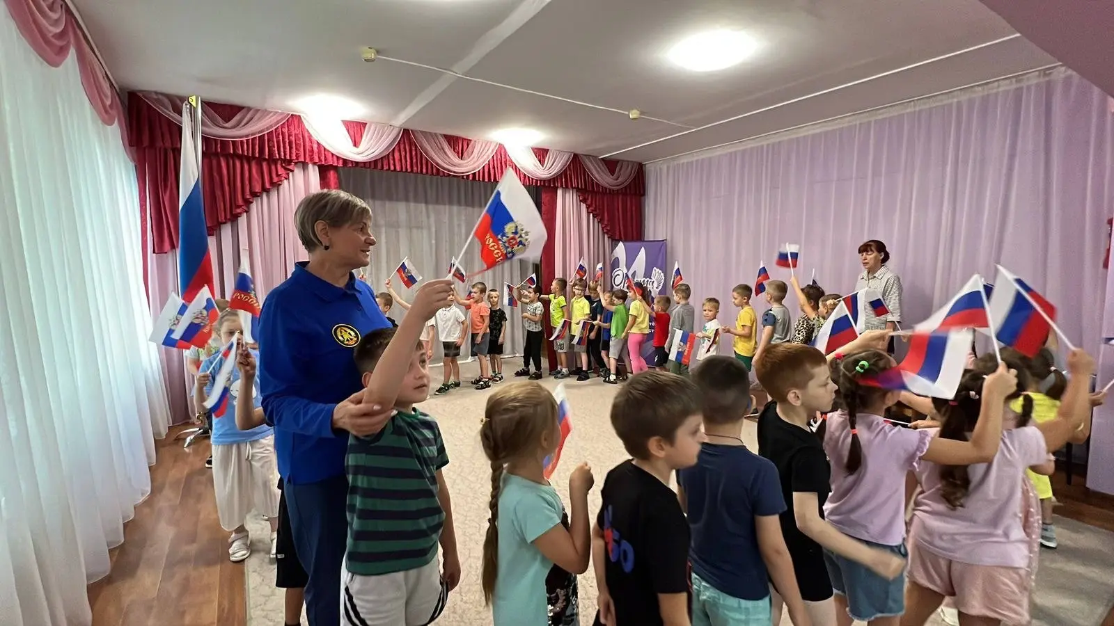 Беседа о Дне Государственного Флага и шествие с флагами