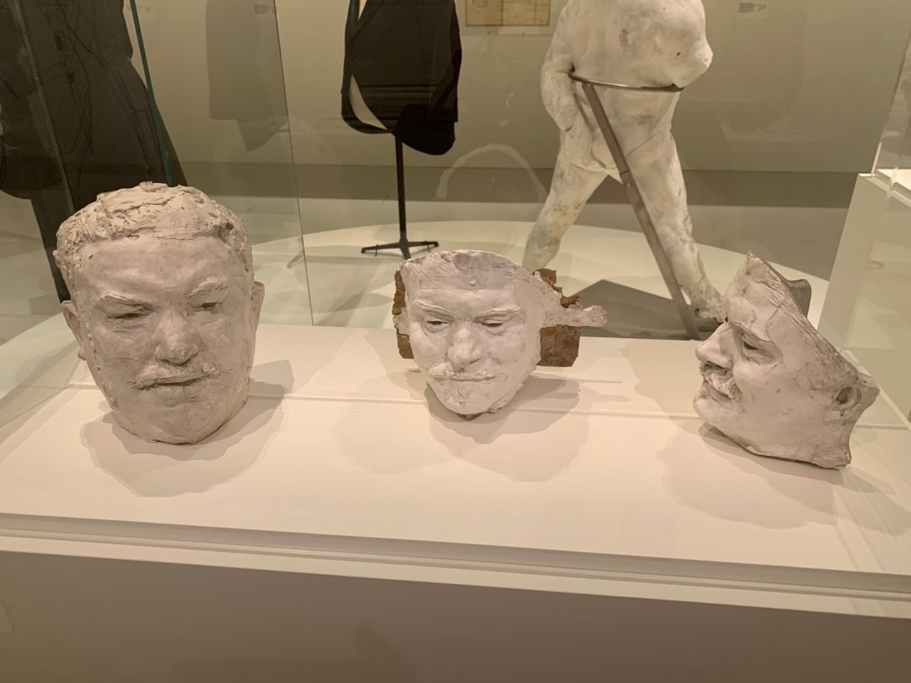 Не-видимые тела. Исследование в халате Бальзака