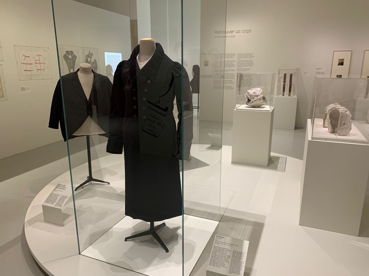 Не-видимые тела. Исследование в халате Бальзака