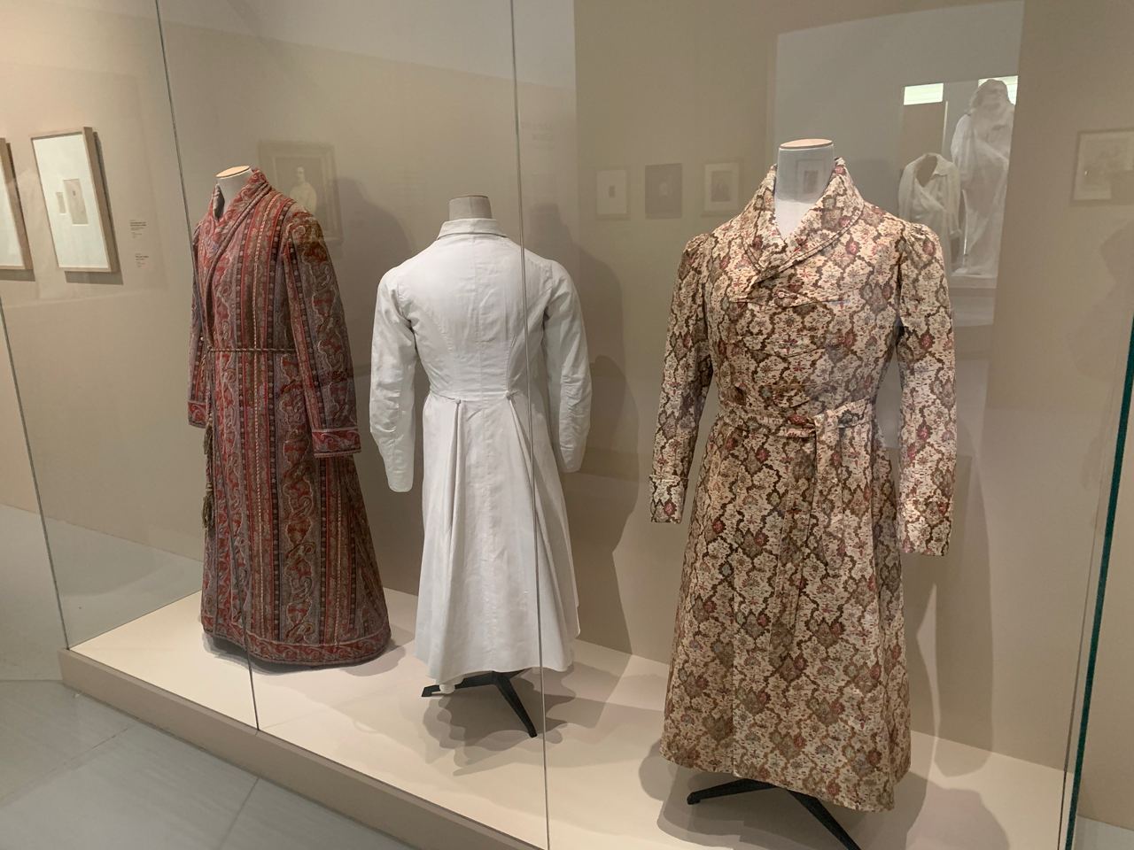 Не-видимые тела. Исследование в халате Бальзака